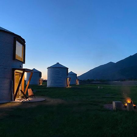 Clark Farm Silos - 5 Silo Mountain View Retreat คาลิสเปล ภายนอก รูปภาพ