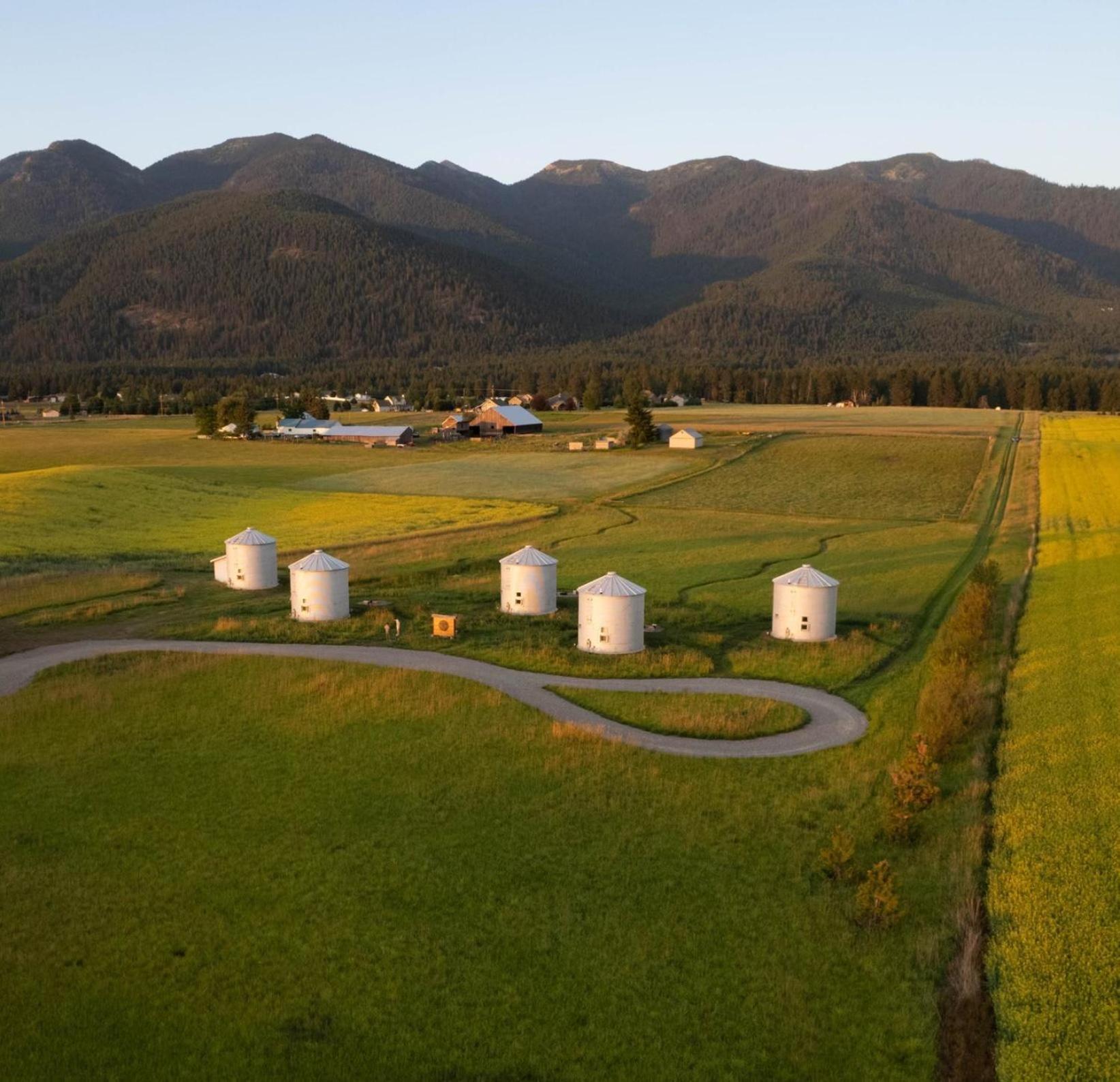 Clark Farm Silos - 5 Silo Mountain View Retreat คาลิสเปล ภายนอก รูปภาพ